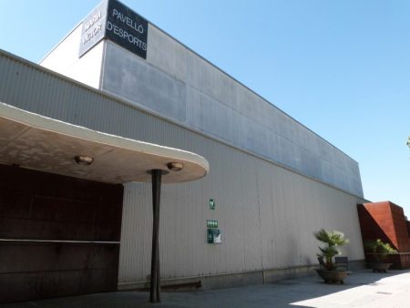 El primer desfibril·lador automàtic s'ha instal·lat al costat de la porta principal del pavelló d'esports.