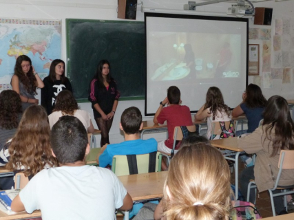 Les tres noies imparteixen el taller als seus companys de 2n d'ESO de l'Institut Ramon Casas i Carbó.