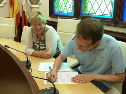 L'Alcaldessa Teresa Padrós i el gerent de l'empresa Smart Security signen les condicions del préstec.