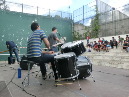 Concert del grup Estofats al centre educatiu l'Alzina, un dels actes del projecte intercultural.
