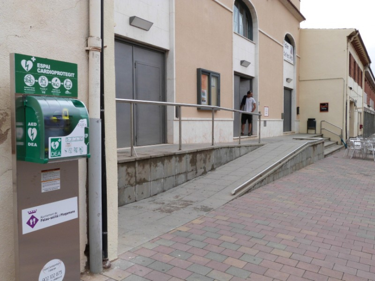 Desfibril·lador automàtic de la Zona de Vianants, al costat de la Sala Polivalent (Camí Reial, 144).