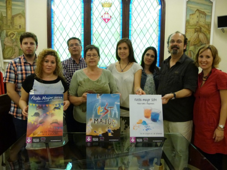 Membres del jurat amb els tres cartells finalistes.
