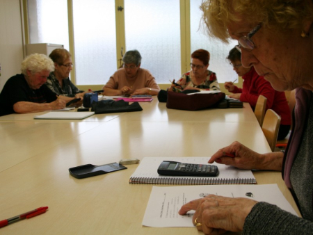 Alumnes concentrades en una aula de l'Escola Municipal d'Adults.