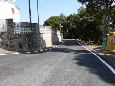 Carrer asfaltat recentment a la zona de Can Riera i els Pins de Can Riera.