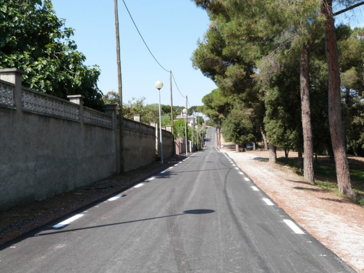 Carrer asfaltat recentment a la zona de Can Riera i els Pins de Can Riera.
