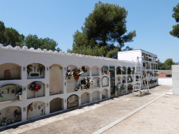 La rehabilitació ha inclòs l'arrebossat dels blocs de nínxols, la pintura de les parets i la reparació de les cobertes.