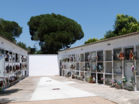 Els treballs han inclòs la pavimentació d'un sector del cementiri.