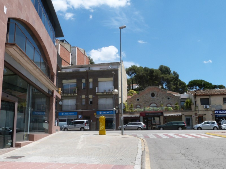 Es crearà una nova placeta, amb bancs i arbres, a la cantonada nord de la intersecció entre el pg. de la Carrerada i l'av. Catalunya.
