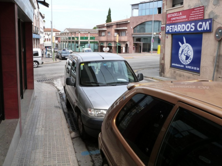 La reforma inclou l'ampliació de les voreres del tram del c. Plegamans comprès entre l'av. Catalunya i el c. Castell.
