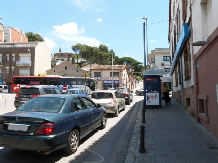 La intersecció entre el pg. de la Carrerada i l'av. Catalunya és un dels punts del municipi on hi ha més trànsit de vehicles. Els semàfors, obsolets, seran substituïts per nous.
