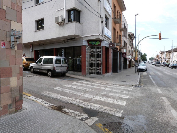El pas de vianants de l'av. Catalunya que creua el carrer Plegamans quedarà elevat per augmentar la seguretat.