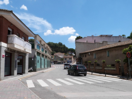 Vista del tram afectat del passeig de la Carrerada, orientada a l'est. El segment d'aquesta via comprès entre els carrers Camí Reial i Anselm Clavé quedarà com a plataforma única, amb voreres i calçada al mateix nivell.