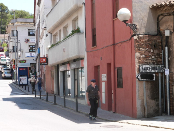 El punt més estret de la vorera del passeig de la Carrerada està marcat per l'angle d'un edifici que envaeix la vorera.