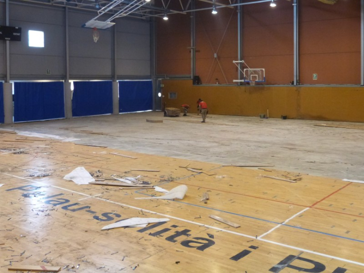 Els operaris treballen retirant el parquet antic.
