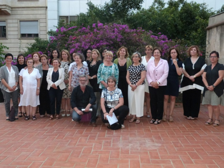 Fotografia de grup de les alcaldesses homenatjades al Col·legi de Periodistes, amb Joana Ortega, Vicepresidenta del Govern de la Generalitat de Catalunya.
