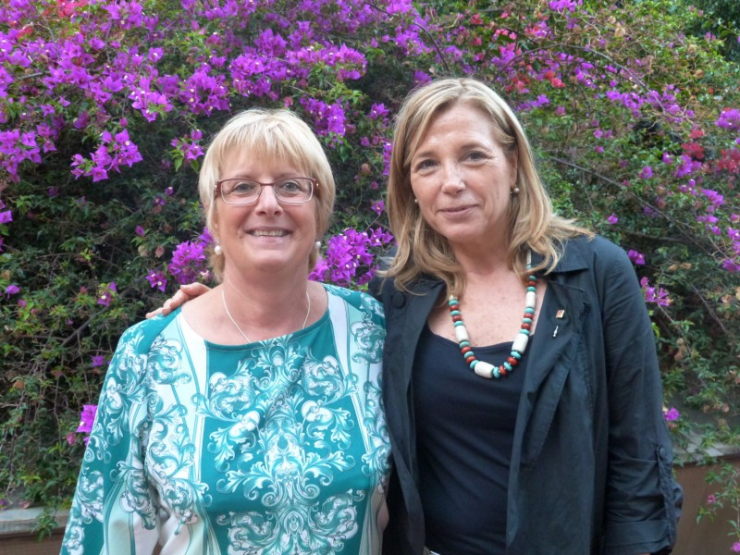 Teresa Padrós i Joana Ortega, al pati del Col·legi de Periodistes de Catalunya.