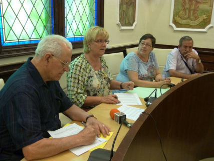Francesc Marsal i Teresa Padrós signen el conveni acompanyats de Carme Sanz i un membre del Casal de la Gent Gran.