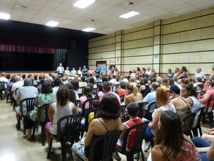 La Sala Polivalent s'ha omplert de gom a gom de persones que volien conèixer la versió oficial dels fets.