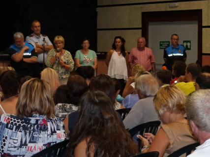 Els Mossos d'Esquadra, la Policia Local i l'Alcaldessa, acompanyada per altres regidors i regidrores del govern municipal, han explicat els fets denunciats i han llançat un missatge tranquil·litzador.