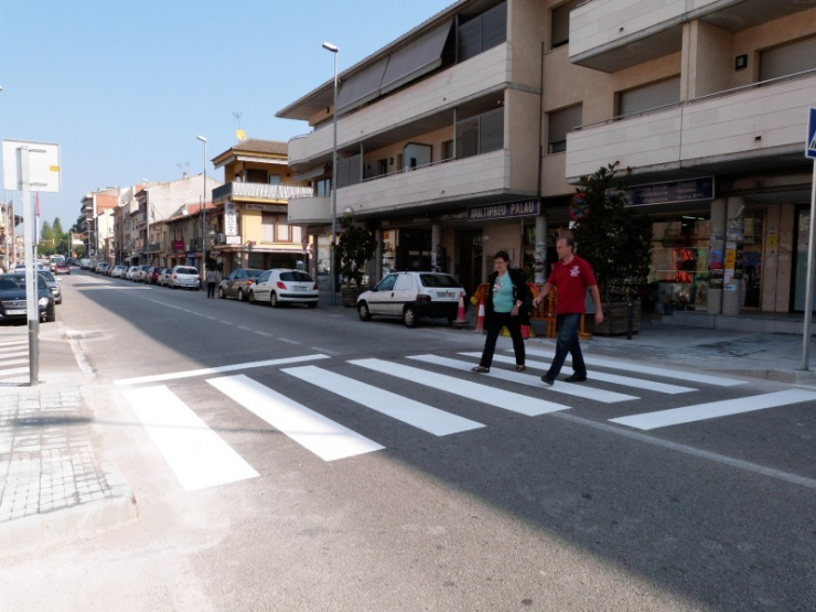 Nou pas de vianants a l'avinguda Catalunya, a l'alçada del carrer Riereta.