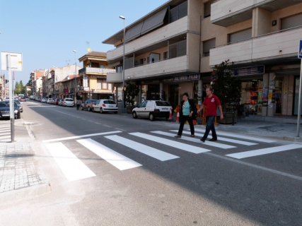 Nou pas de vianants a l'avinguda Catalunya, a l'alçada del carrer Riereta.