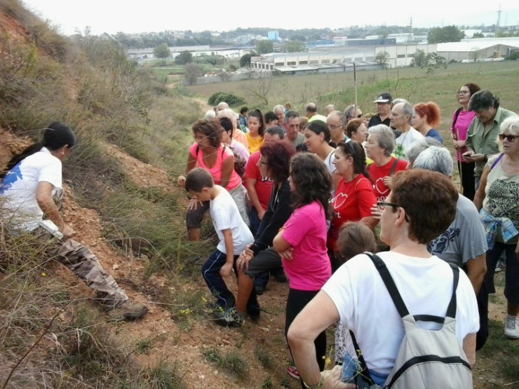 La guia i el grup es fixen en un cau.
