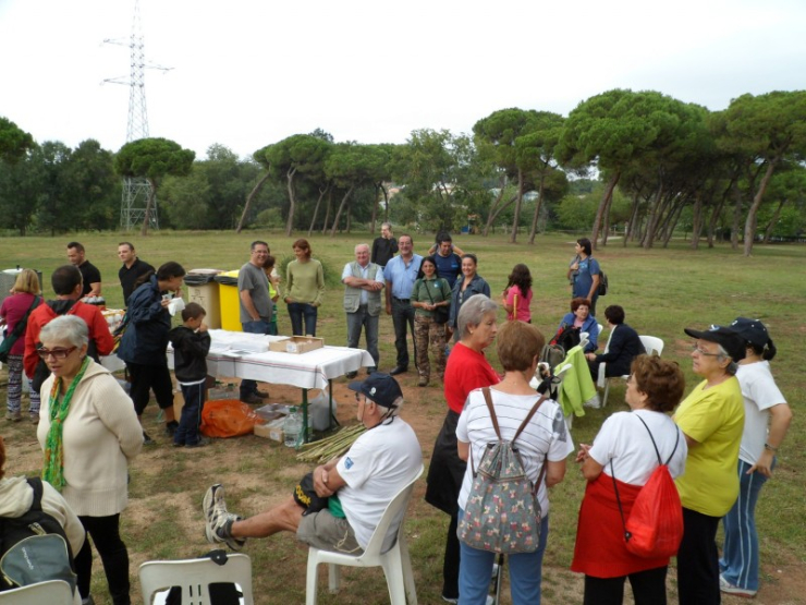 Part dels excursionistes, al parc de l'Hostal del Fum.