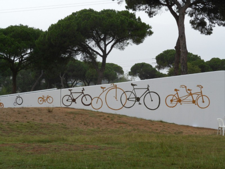 El mural pintat per alumnes del batxillerat artístic, en el punt en què van haver de deixar la feina per la pluja.