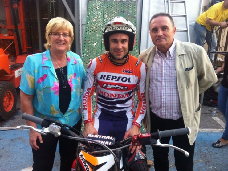 L'Alcaldessa Teresa Padrós i el regidor Miquel Rovira amb el campió del món Toni Bou. Imatge de David Abascal.