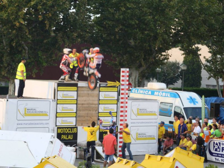Toni Bou intentant el Record Guinness en paret vertical. Imatge extreta de la pàgina facebook 'Som Palauencs'
