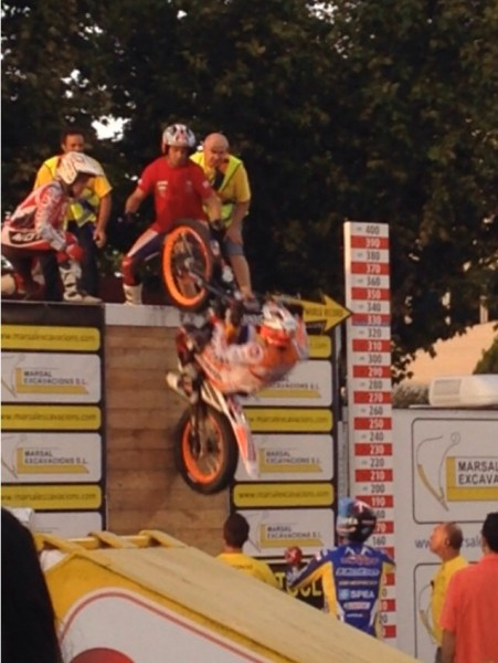 Toni Bou intentant el Record Guinness en paret vertical. Imatge de Marc Auret.