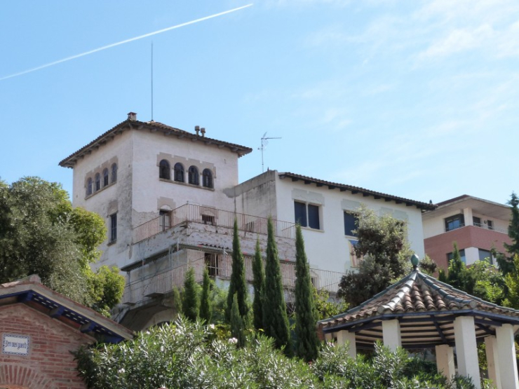 Vista de la Casa Folch des de l'av. Catalunya, amb algunes bastides ja instal·lades.
