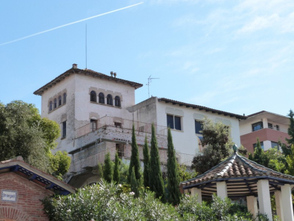 Vista de la Casa Folch des de l'av. Catalunya, amb algunes bastides ja instal·lades.