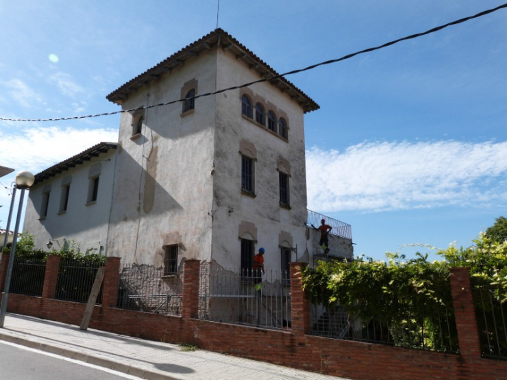 Els operaris ja treballen en la rehabilitació de la torre de la Casa Folch.