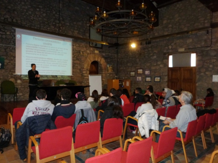 Sessió formativa sobre consum amb alumnes del PQPI organitzada per l'OMIC.