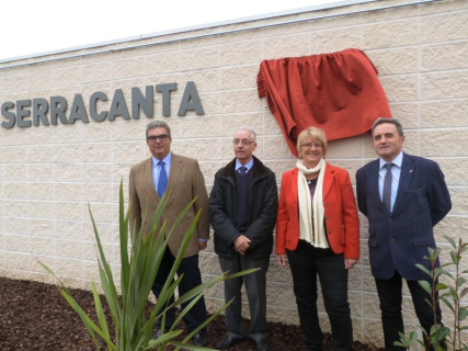 Francesc Garcia (actual president del FC Palau-solità i Plegamans), Francesc Serracanta (històric president del club), Teresa Padrós (Alcaldessa) i Miquel Rovira (regidor d'Esports), just abans de descobrir la placa de la nova entrada al camp.
