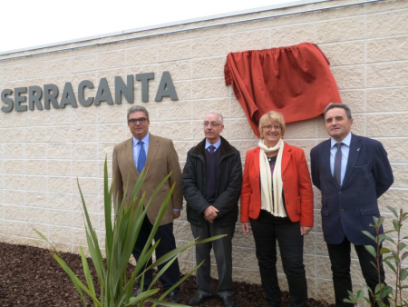 Francesc Garcia (actual president del FC Palau-solità i Plegamans), Francesc Serracanta (històric president del club), Teresa Padrós (Alcaldessa) i Miquel Rovira (regidor d'Esports), just abans de descobrir la placa de la nova entrada al camp.