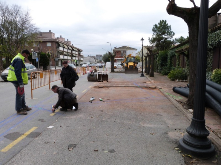 Les obres a la vorera del restaurant Can Joan, davant de Can Cortès, la fan accessible alhora que es mantenen els aparcaments.