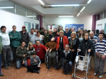 Foto de família amb bona part dels qui van participar en la celebració del Dia de les persones amb discapacitat.