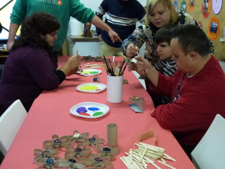 A alguns dels nois i de les noies la festa els va agafar fent un taller d'elaboració d'elements decoratius nadalencs.