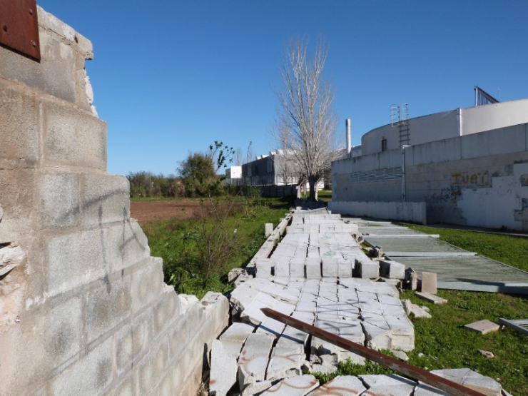 Mur perimetral del pati de l'institut Ramon Casas ensorrat per un cop de vent.
