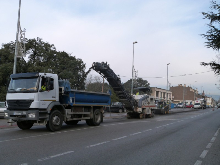 Operaris i maquinària asfaltant en un punt de l'av. Catalunya situat a l'alçada de Can Cortès.