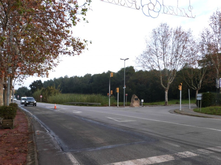 Punt reparat amb nou asfalt a l'av. Catalunya, a l'alçada de la pujada de Can Falguera.