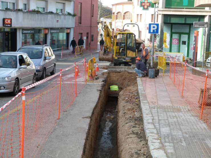 Rasa oberta al pg. de la Carrerada, on s'aprofita la remodelació per renovar les xarxes soterrades.