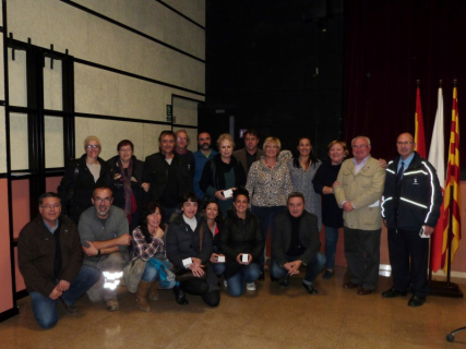 Alguns dels treballadors i treballadores que són professionals del consistori des de fa 25 anys o més, amb l'Alcaldessa i regidors/es.