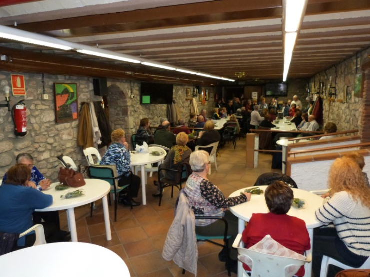 El Casal de la Gent Gran, ple d'usuaris i usuàries en el moment de rebre la visita de l'Alcaldessa i la regidora.