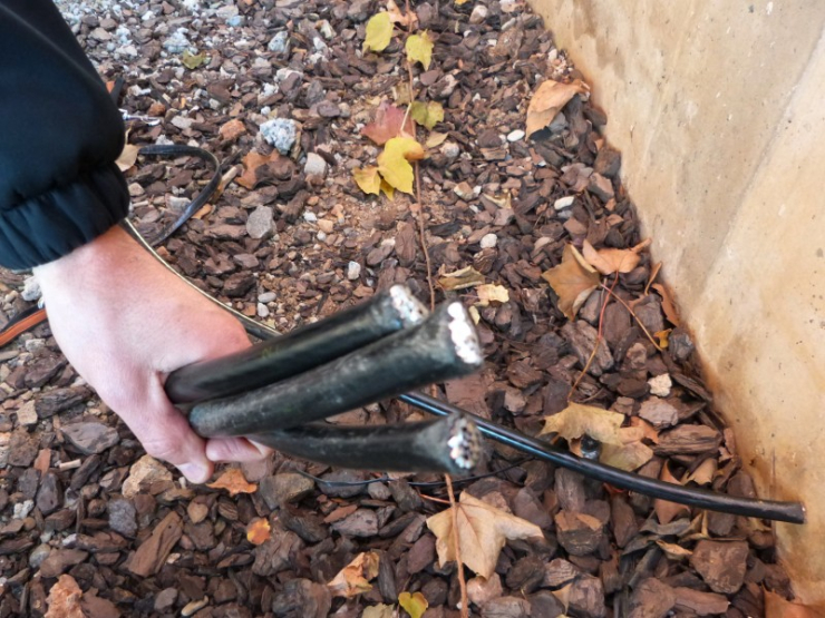 Detall del cable tallat de la bobina industrial.