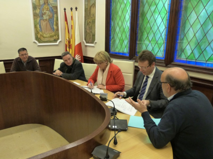 L'Alcaldessa Teresa Padrós signa el contracte amb els representants de Grupo Cobra, acompanyats dels regidors d'Equipaments (David Abascal) i d'Esports (Miquel Rovira), a l'esquerra.