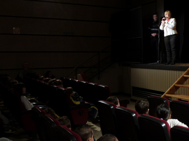 Teresa Padrós saluda els infants abans de l'inici de l'espectacle 'Traspatràs', de Ruskus Patruskus.