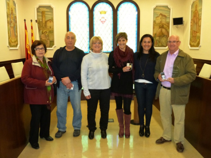 Padrós i Marcuello amb quatre dels 17 professionals honorats per haver complert 25 anys o més de feina a l'Ajuntament durant el mandat 2011-2015.